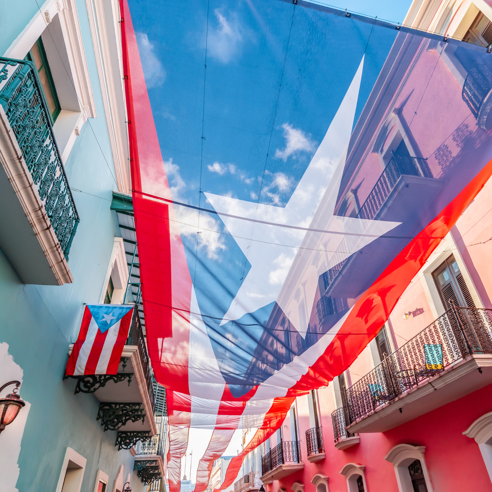 Bandera de Puerto Rico en el Viejo San Juan representando el alcance local de LexGO